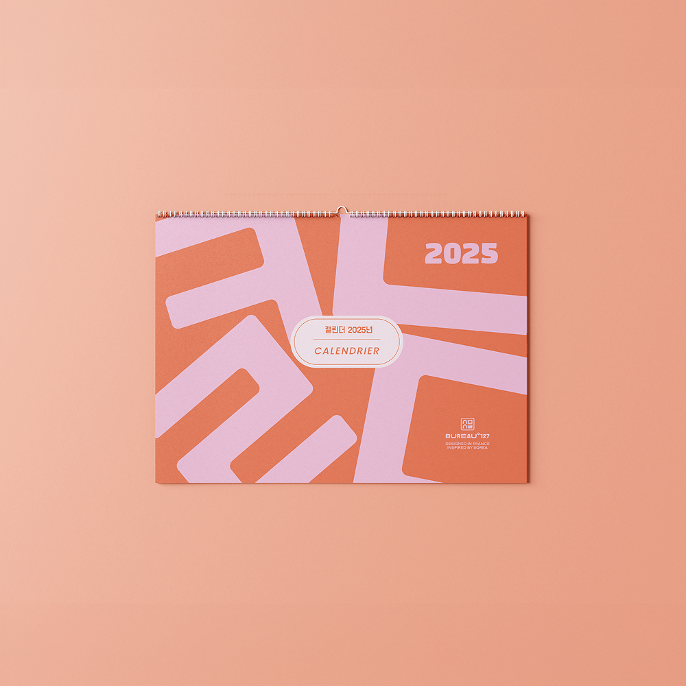 Couverture du Calendrier 2025 Klyph accroché au mur
