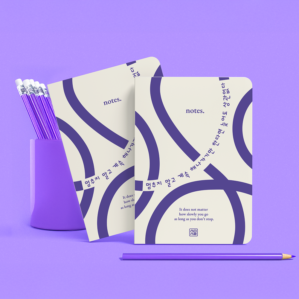 Carnet A6 Kwote de la marque Bureau 127 placé devant un pot à crayon