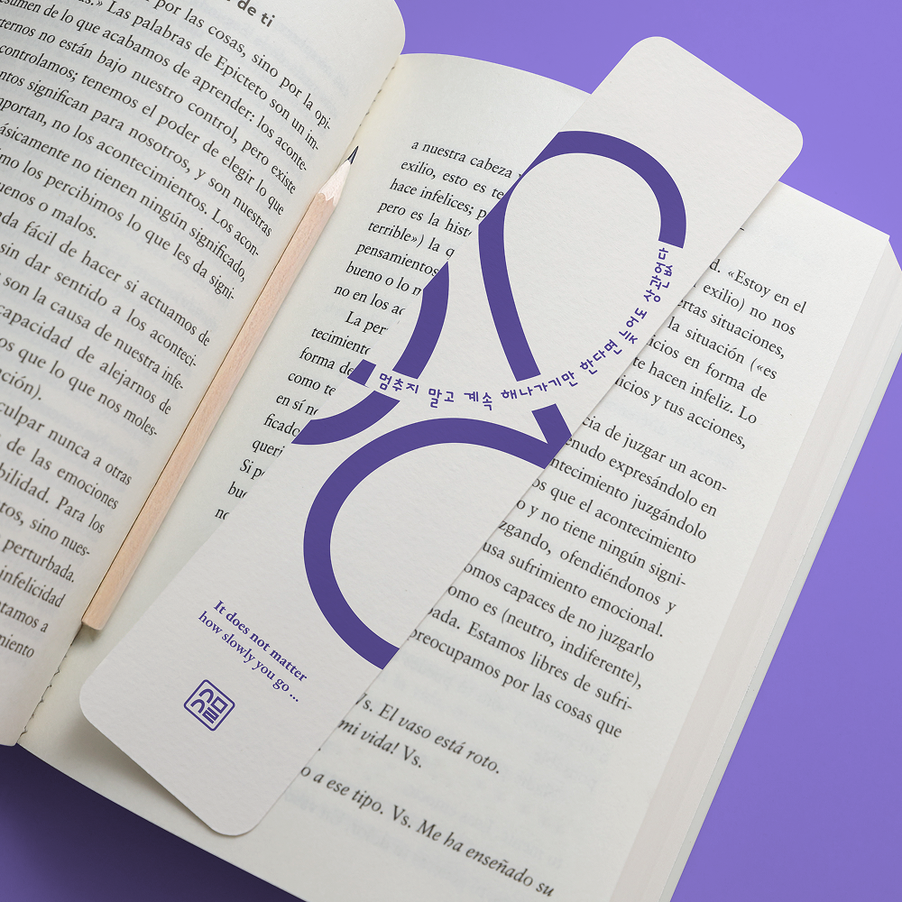 Marque-page Kwote de la marque Bureau 127 sur un livre