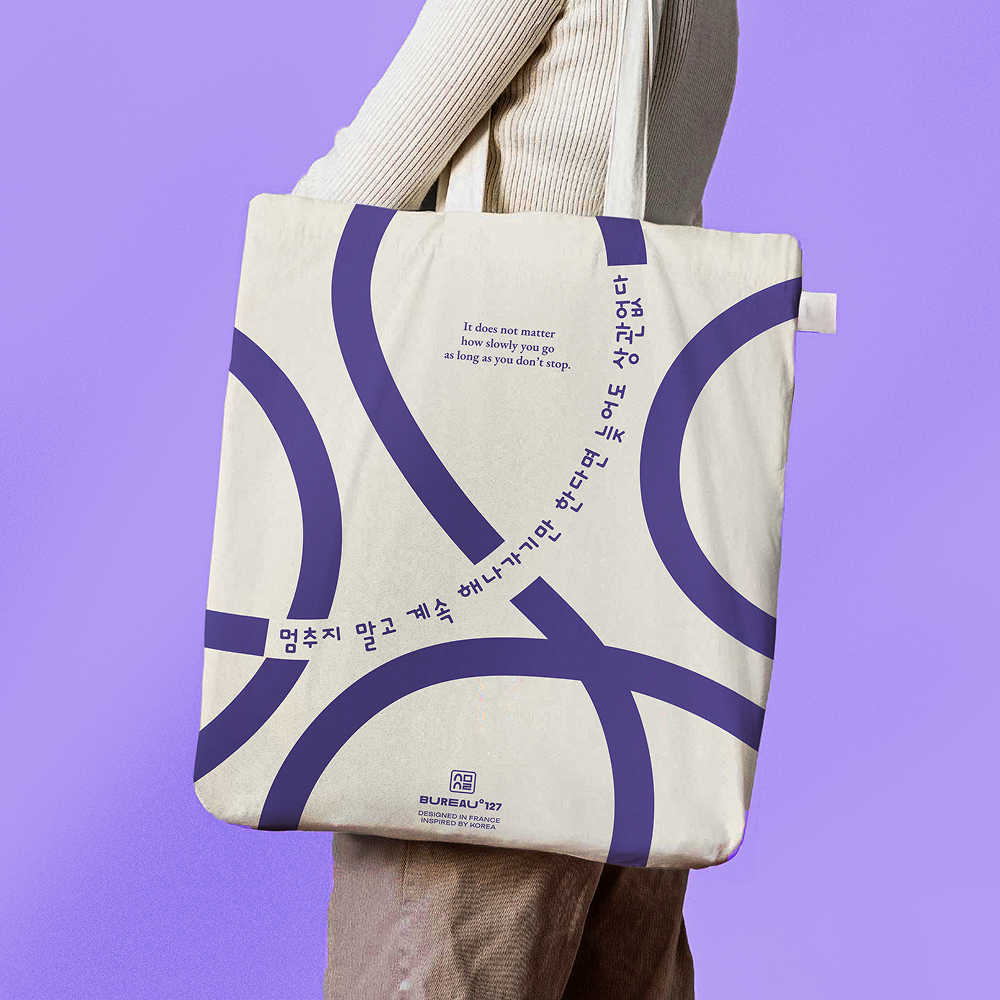Totebag Kwote de la marque Bureau 127 porté par une femme