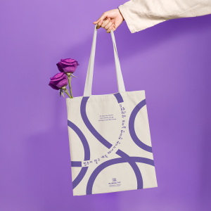 Totebag Kwote avec des roses dedans et tenue par quelqu'un