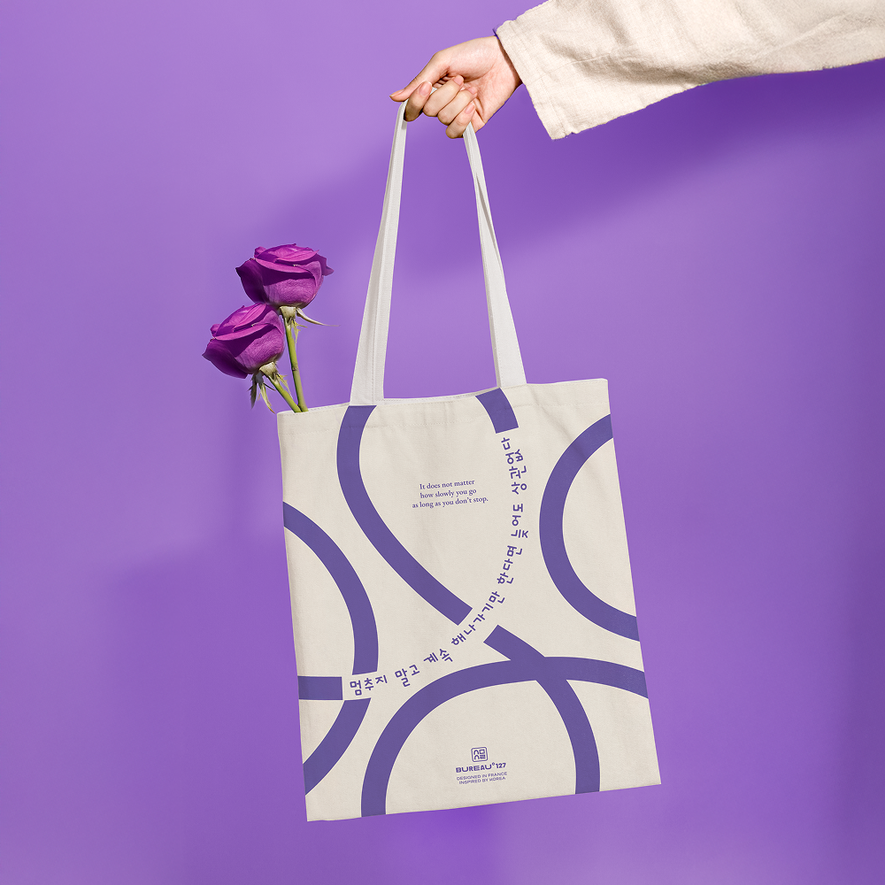 Totebag Kwote avec des roses dedans et tenue par quelqu'un
