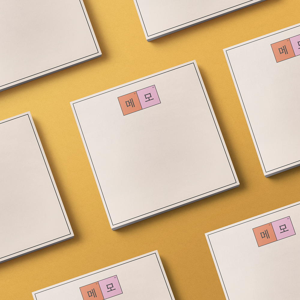 Plusieurs Post-its The Grid de la marque bureau 127 vue de haut