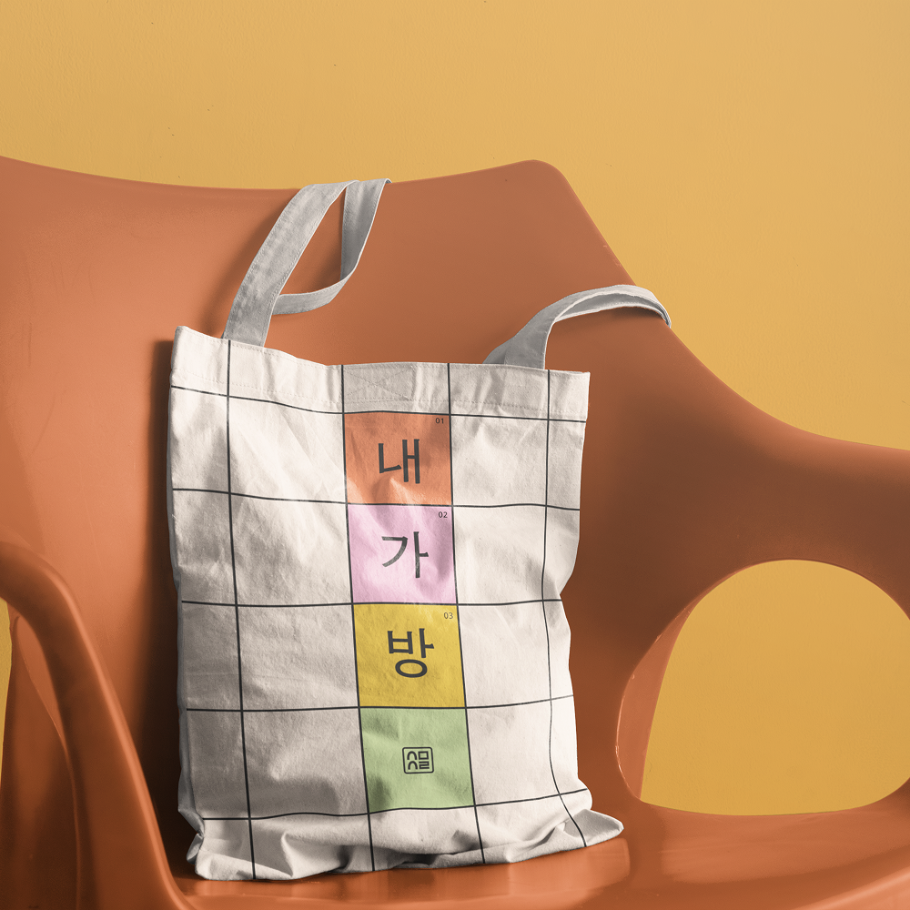 Totebag The Grid de la marque bureau 127 posé sur une chaine